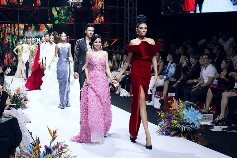 Nhìn cô tươi rói trên sàn catwalk với thần thái xinh đẹp, không ai nghĩ nữ diễn viên đang phải điều trị ung thư giai đoạn cuối.