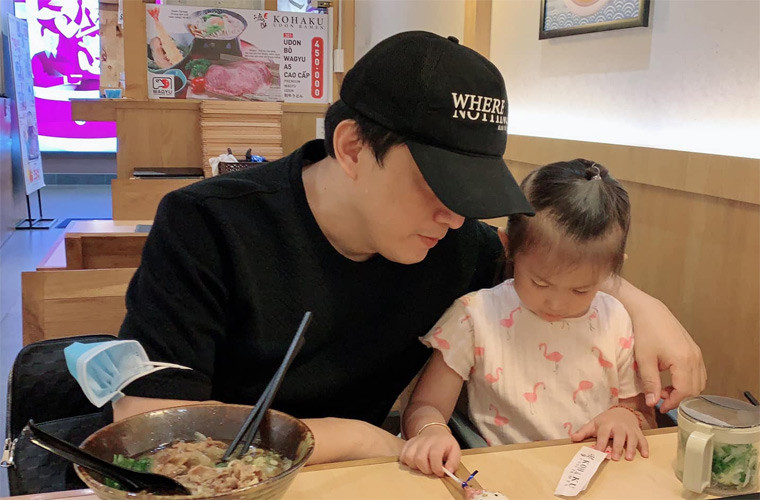 Trong gia đình, Yến Phương dạy con rất nghiêm khắc, còn Lam Trường thì lại rất yêu chiều con gái.