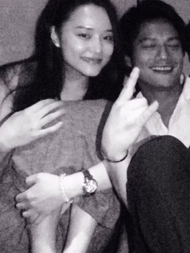 Những bức ảnh này khiến nhiều người nghi ngờ Cao Thánh Viễn bắt cá hai tay.