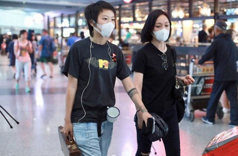 Về phía Châu Tấn, khi tin đồn ly hôn Cao Thánh Viễn rộ lên vào năm 2017 thì cũng là lúc cô bị đồn hẹn hò đồng tính với Đậu Tĩnh Đồng, con gái của ngôi sao ca nhạc Vương Phi.