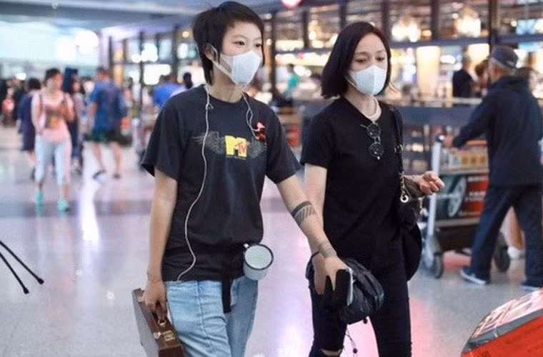 Về phía Châu Tấn, khi tin đồn ly hôn Cao Thánh Viễn rộ lên vào năm 2017 thì cũng là lúc cô bị đồn hẹn hò đồng tính với Đậu Tĩnh Đồng, con gái của ngôi sao ca nhạc Vương Phi.