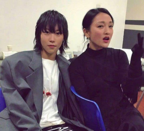 Mặc dù cả hai đều không lên tiếng phủ nhận hay khẳng định nhưng những hành động thân mật của họ như nắm tay, ôm hôn khiến nhiều người tin rằng họ là một cặp.