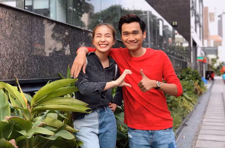 Trong "Nhà trọ Balanha", Trần Vân vào vai Nhiên “Râu”, còn Xuân Nghị đóng vai Cao Minh Bách. Cả hai diễn xuất ăn ý, tự nhiên, gây thiện cảm cho khán giả.