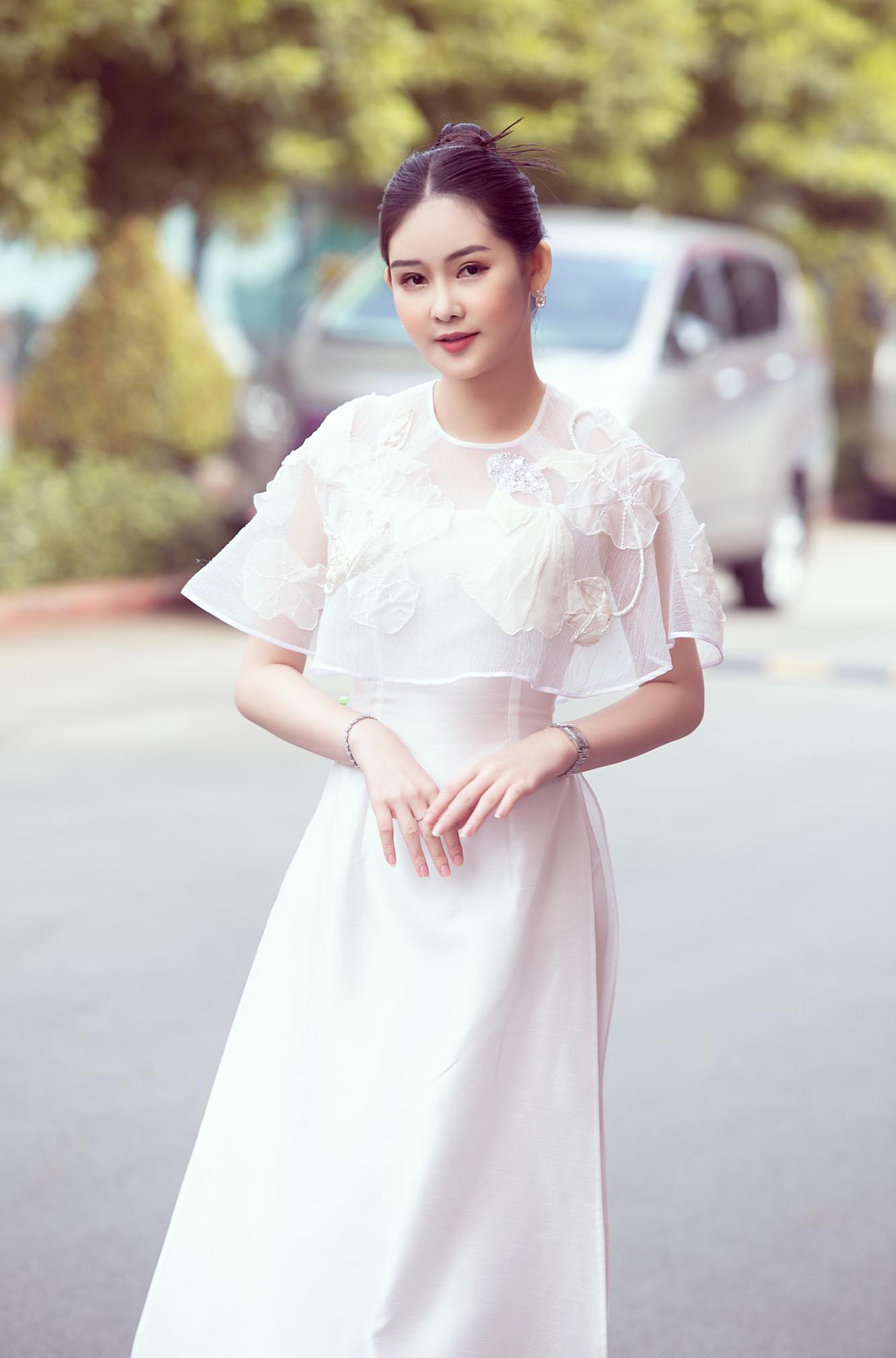 "Ngân Anh hôm nay, có thể đã xinh đẹp hơn trong mắt nhiều người, đã làm được nhiều điều ý nghĩa hơn và hướng đến những mục tiêu lớn lao hơn. Nhưng dù cho có bao năm đi qua nữa, tôi vẫn luôn hàm ơn và trân quý những trải nghiệm trong tuổi trẻ của mình. Những trải nghiệm này, có lẽ sẽ không là tuyệt vời nhất theo lý tưởng mà mọi người vẫn mong đợi đón nhận, nhưng với tôi, nó đắt giá nhất!".