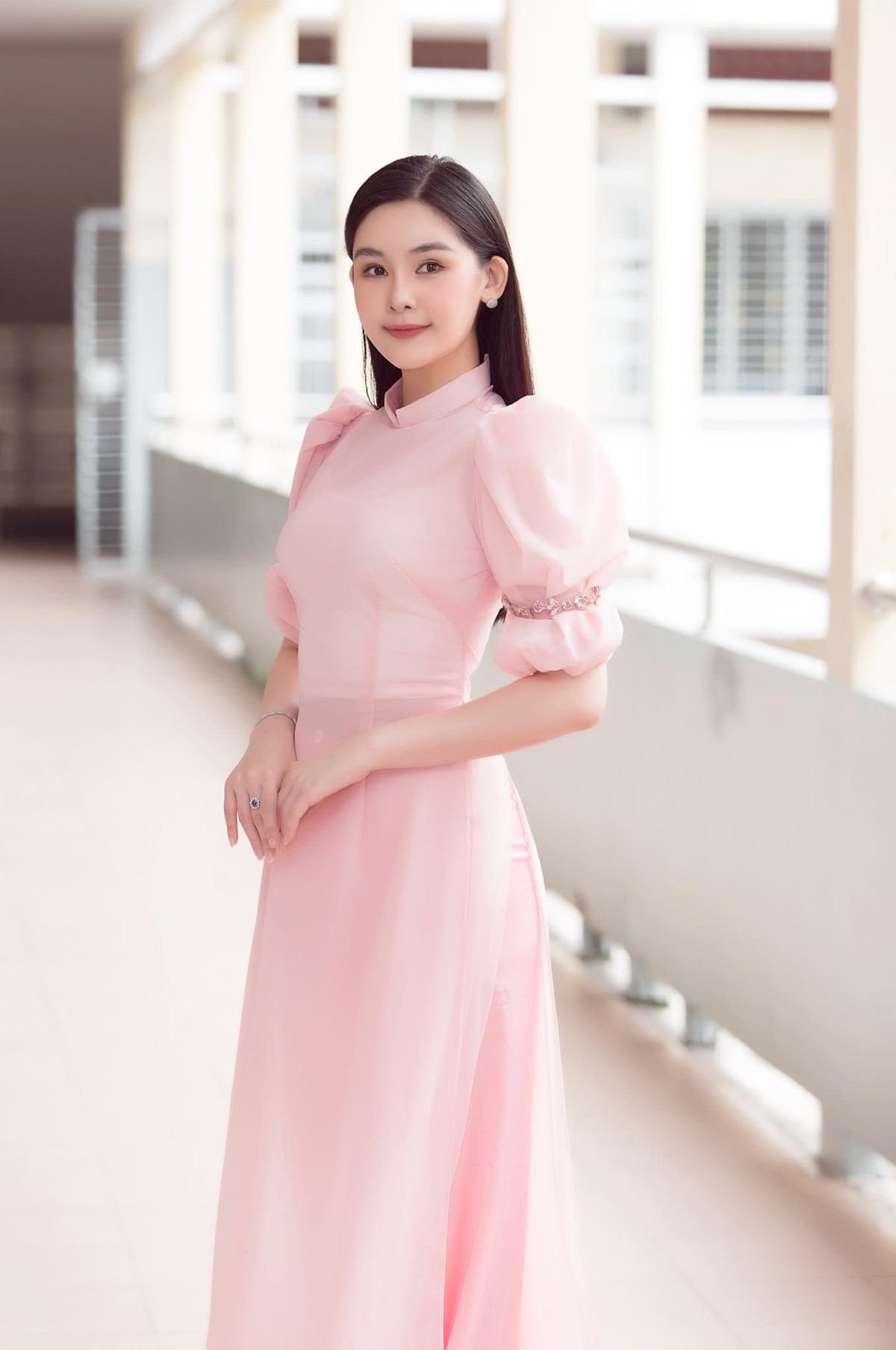 Người đẹp nhận được nhiều lời khen về nhan sắc lẫn phong cách thời trang tinh tế.