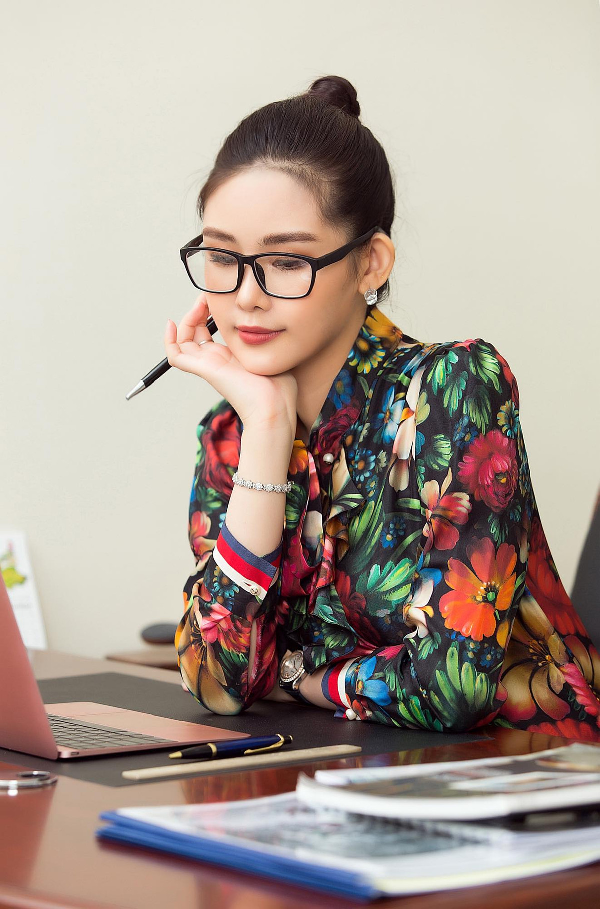 Khác với phong cách gợi cảm ngoài đời thường, giảng viên Lê Âu Ngân Anh rất chỉn chu khi bước lên giảng đường.