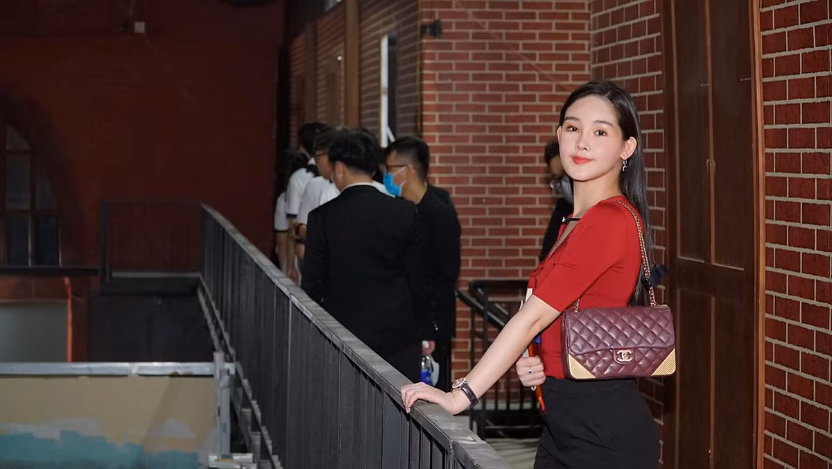 Trong hình ảnh một nữ giảng viên, Hoa hậu Đại Dương 2017 toát lên vẻ xinh đẹp, trẻ trung và chững chạc.