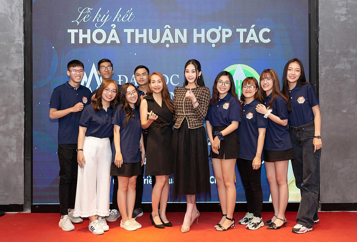 3 năm trước, Hoa hậu Đại Dương 2017 bị chê bai về nhan sắc không tự nhiên. Thậm chí, cô còn bị liệt vào danh sách những hoa hậu xấu nhất khi đăng quang.