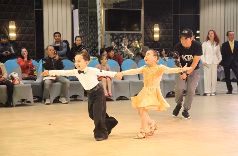 Vì là con nhà nòi dance sport nên từ nhỏ Kubi đã thể hiện năng khiếu nhảy múa giống bố mẹ.