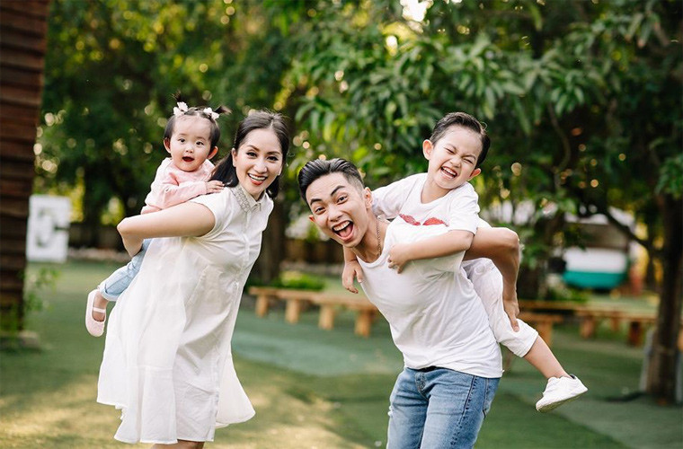  Hai con của Khánh Thi – Phan Hiển luôn được mọi người chú ý vì rất đáng yêu, xinh xắn.