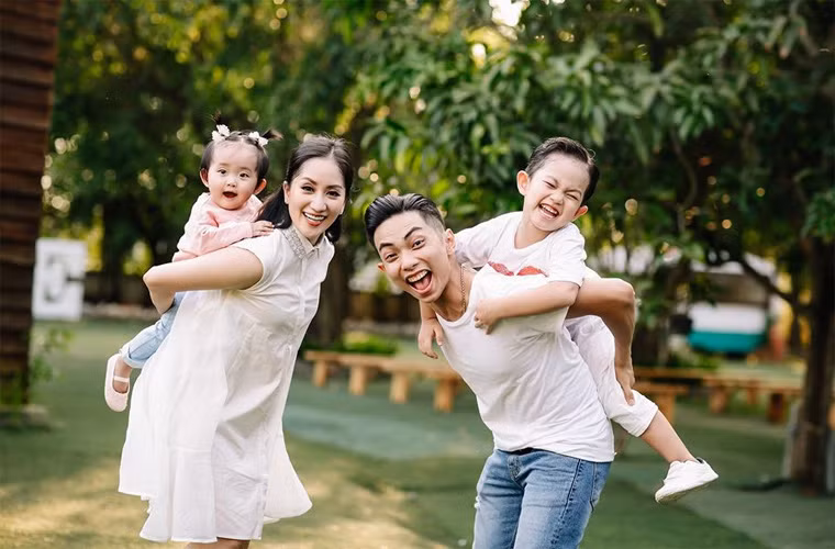  Hai con của Khánh Thi – Phan Hiển luôn được mọi người chú ý vì rất đáng yêu, xinh xắn.