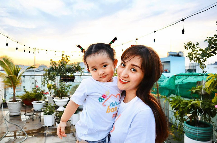 Con gái Anna tạo dáng với mẹ trên sân thượng.