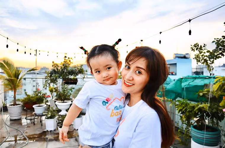 Con gái Anna tạo dáng với mẹ trên sân thượng.