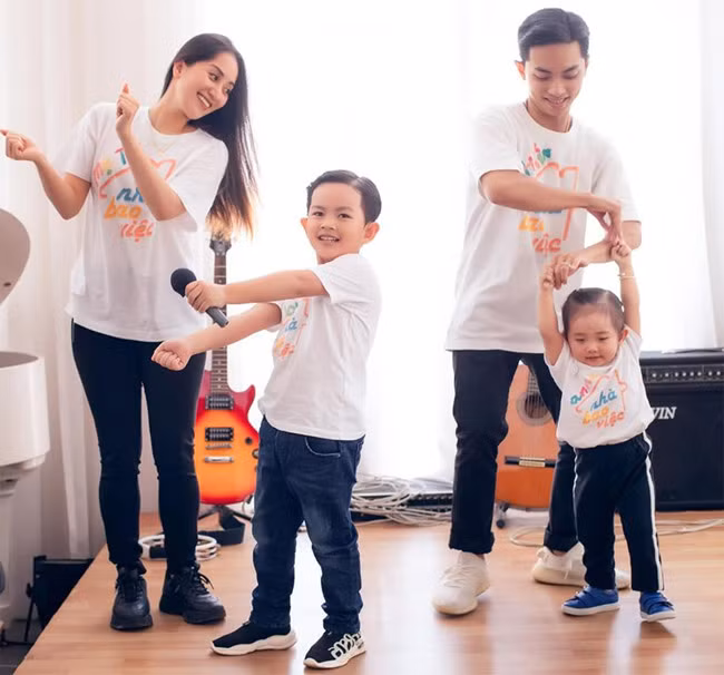 Theo chia sẻ của Khánh Thi, Phan Hiển đôi khi không kìm chế được lúc Kubi bướng bỉnh không nghe lời, còn cô lại thỉnh thoảng nuông chiều con thái quá.