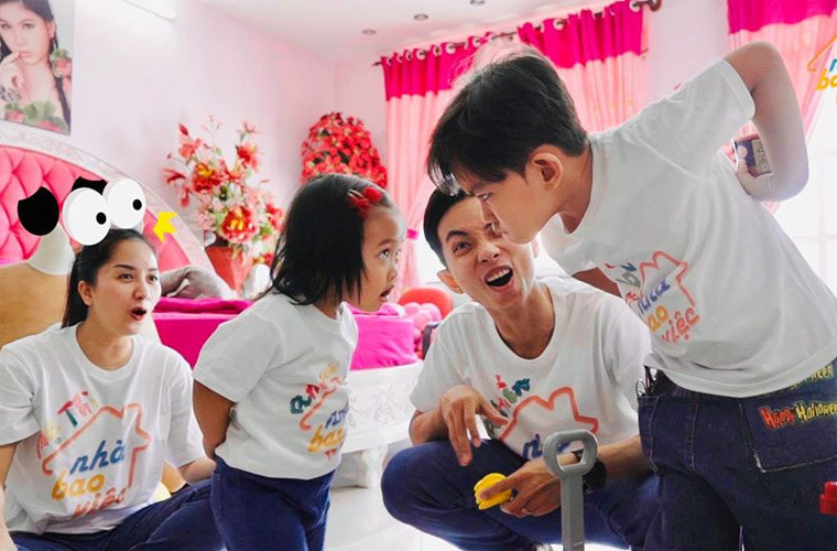 Mặc dù mới được gần 2 tuổi nhưng Anna đã chứng tỏ bản lĩnh của mình khi chơi chung với anh. Cô bé tỏ ra lạnh lùng trong khi anh trai khóc đòi đồ chơi, khiến ba mẹ phải đứng ra giảng hòa.