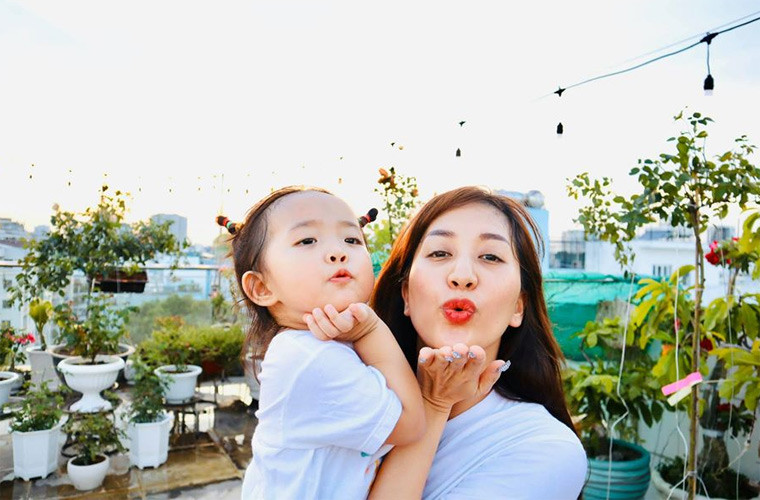 Cả hai con của Khánh Thi đều giống bố y như tạc khiến nữ hoàng dancesport phải ghen tị vì “đi đẻ thuê”.