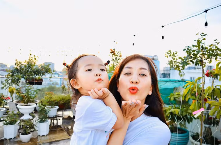 Cả hai con của Khánh Thi đều giống bố y như tạc khiến nữ hoàng dancesport phải ghen tị vì “đi đẻ thuê”.