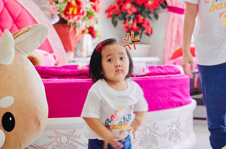 Bé Anna nhận được rất nhiều lời bình luận khen ngợi của fan hâm mộ mỗi khi được mẹ đăng ảnh lên Facebook.