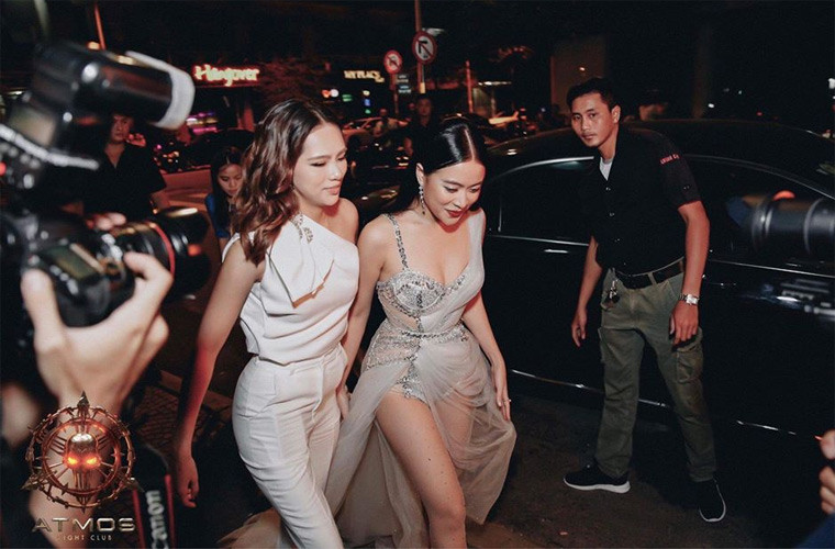 Khác với style kín đáo hàng ngày, khi đi sự kiện Hoàng Thùy Linh được dịp "bung lụa" hơn với những kiểu váy áo rất sexy.