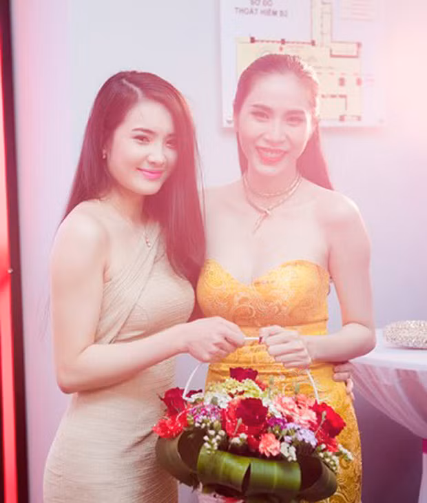 Khánh Chi, em chồng Thủy Tiên cũng là người vun đắp cho quan hệ của giọng ca Ngôi nhà hạnh phúc và anh trai. Chính Khánh Chi là cầu nối giúp anh trai và cô ca sĩ nổi tiếng nên duyên.