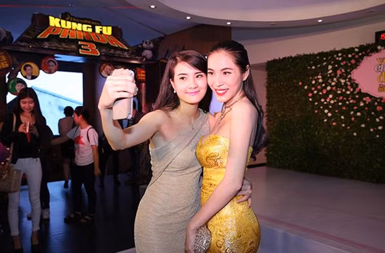 “Ngay lần đầu tiếp xúc Chi đã rất ấn tượng với vẻ ngoài xinh đẹp của chị Thủy Tiên. Tiếp xúc lâu thấy chị thật cởi mở và chân thành. Chị ấy rất dễ gần và dễ tâm sự…”, Khánh Chi dành lời có cánh cho Thủy Tiên.