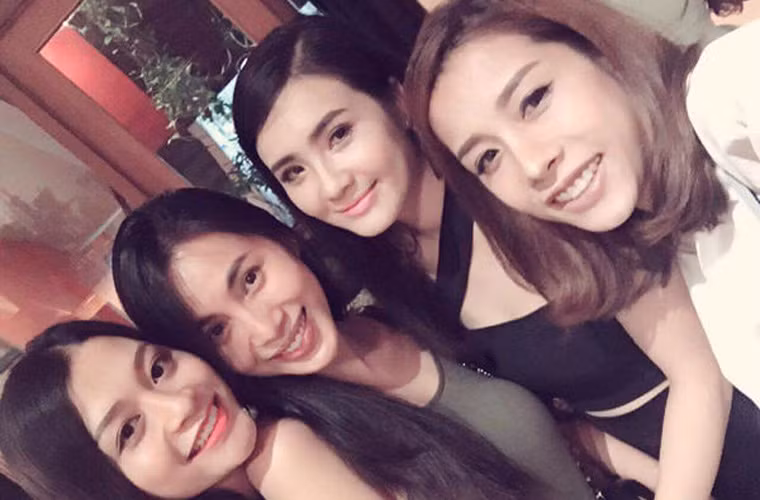 Hai người thường chụp chung ảnh rồi khoe trên mạng xã hội mỗi khi có dịp đi chơi chung. Mối quan hệ của Thủy Tiên với em chồng thân thiết như chị em gái trong nhà.