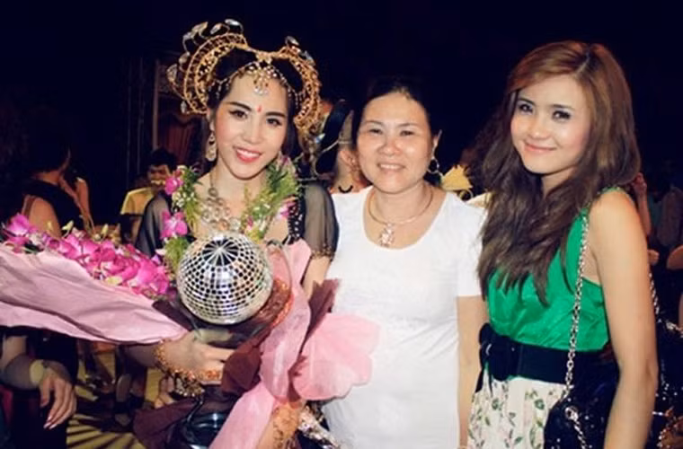 Vào những ngày lễ Tết, dù bận tới cỡ nào, Thủy Tiên cũng mua quà gửi về cho mẹ và gọi điện chúc mừng. “Thủy Tiên rất quan tâm đến tôi. Nó gọi điện về hỏi thăm tôi suốt”, mẹ Công Vinh khen con dâu.