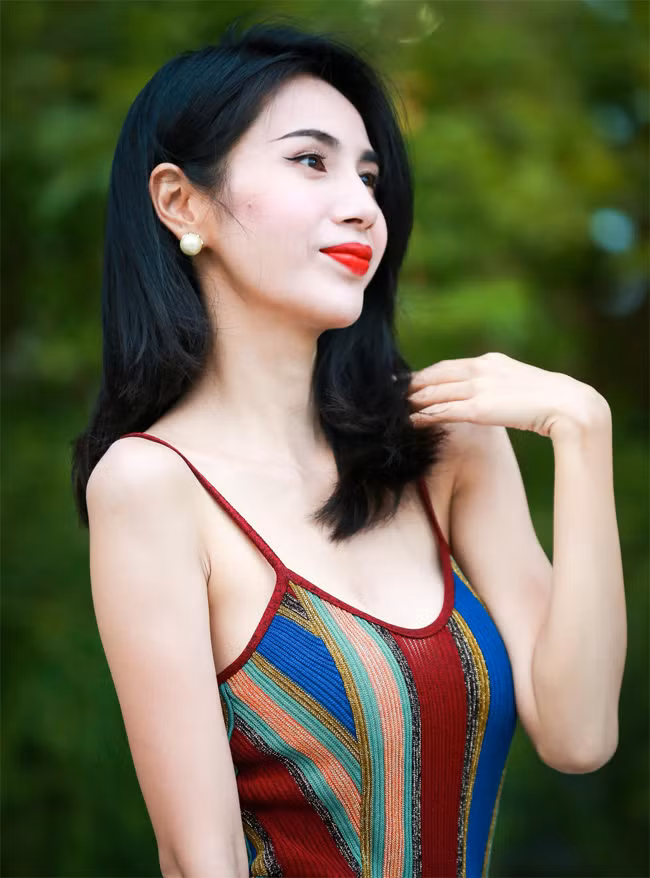 Chính vì yêu quý Thủy Tiên như con gái, nên khi nghe chuyện con bị xâm hại lúc nhỏ, mẹ chồng cô rất xót xa. "Con dâu hôm nay có khỏe không? Ở đây hàng xóm đồn đại con nhiều lắm, nói con bị xâm hại từ bé, nói chi mà ác rứa. Mẹ có nói với mọi người: Nó là người đáng thương, đáng bảo vệ, có trách phải trách những người kia chứ sao lại trách nó", mẹ chồng gọi điện lên hỏi thăm và an ủi con dâu.