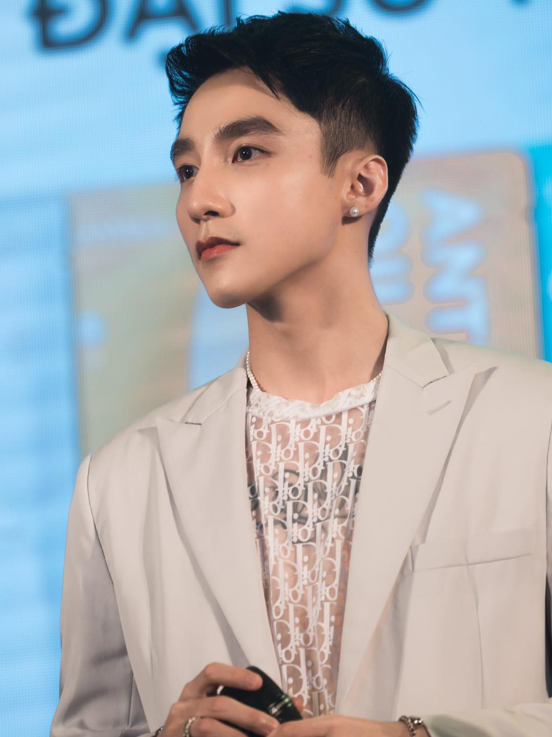 Vẻ đẹp không góc chết của chàng "chủ tịch".