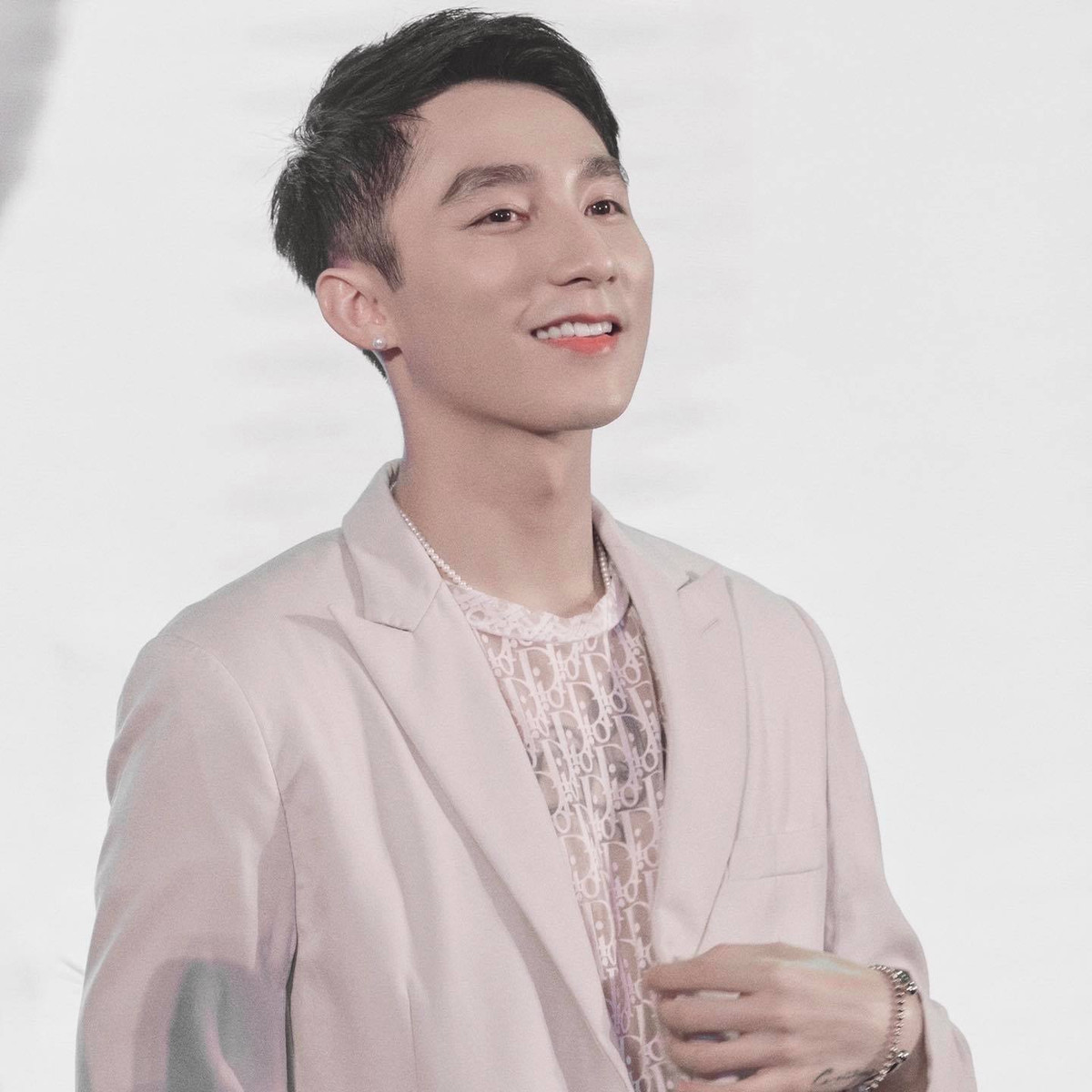 Xuất hiện trong một sự kiện diễn ra cách đây 5 ngày, trông Sơn Tùng vẫn rất điển trai và phong độ.