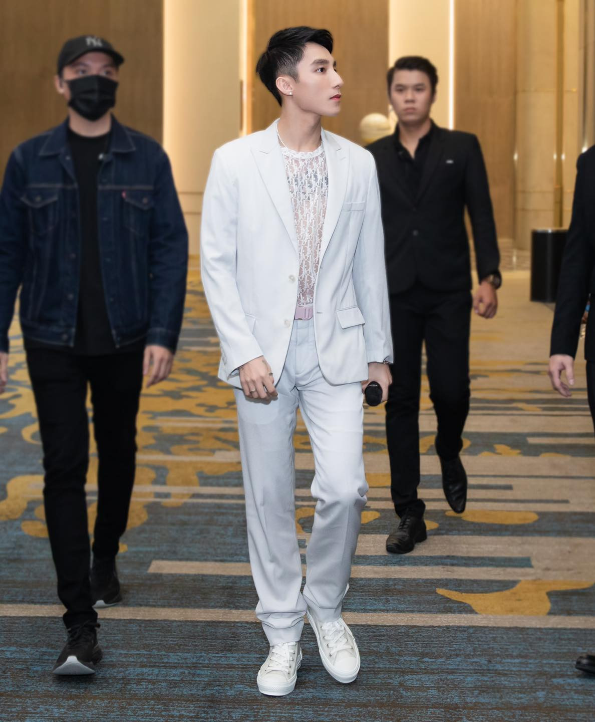 Góc nghiêng đẹp thần thánh của giọng ca "Hãy trao cho anh".