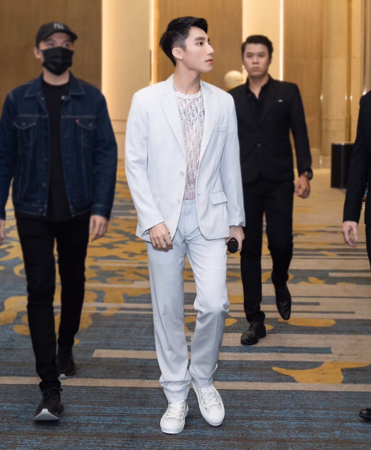 Góc nghiêng đẹp thần thánh của giọng ca "Hãy trao cho anh".