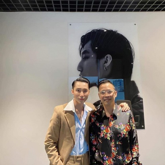 Bức ảnh được cho là chụp Sơn Tùng M-TP bên một người bạn đang lan truyền trên một diễn đàn chuyên "tám" chuyện showbiz. Khác với vẻ đẹp trai chuẩn "soái ca" thường thấy, trong bức ảnh này nhân vật được cho là Sơn Tùng trông khác lạ với gương mặt hốc hác, hai mắt trũng sâu, làn da thiếu sức sống trông già như ông chú trung niên.