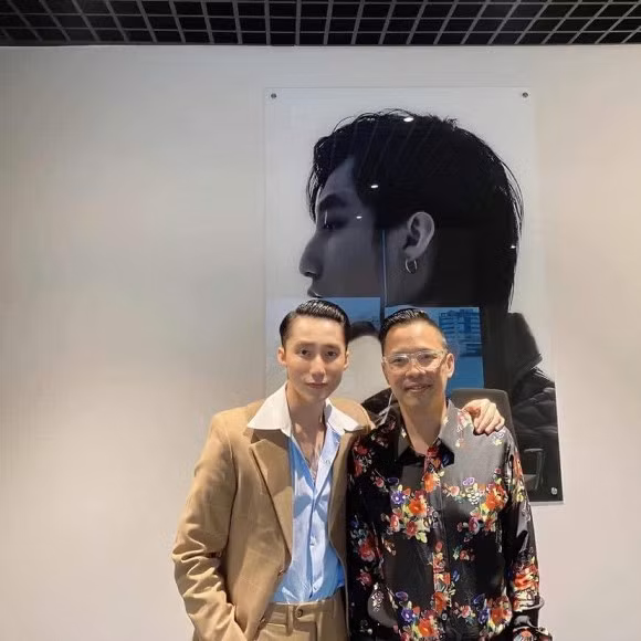 Bức ảnh được cho là chụp Sơn Tùng M-TP bên một người bạn đang lan truyền trên một diễn đàn chuyên "tám" chuyện showbiz. Khác với vẻ đẹp trai chuẩn "soái ca" thường thấy, trong bức ảnh này nhân vật được cho là Sơn Tùng trông khác lạ với gương mặt hốc hác, hai mắt trũng sâu, làn da thiếu sức sống trông già như ông chú trung niên.