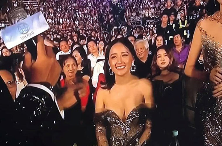 Giải thích cho những thắc mắc về bộ trang phục quá trễ nải, suýt lộ hàng, Hoa hậu Việt Nam 2006 cho biết, chiếc váy cô mặc được che chắn rất kỹ nên nếu có cúi hẳn người xuống cũng không lộ vòng 1.