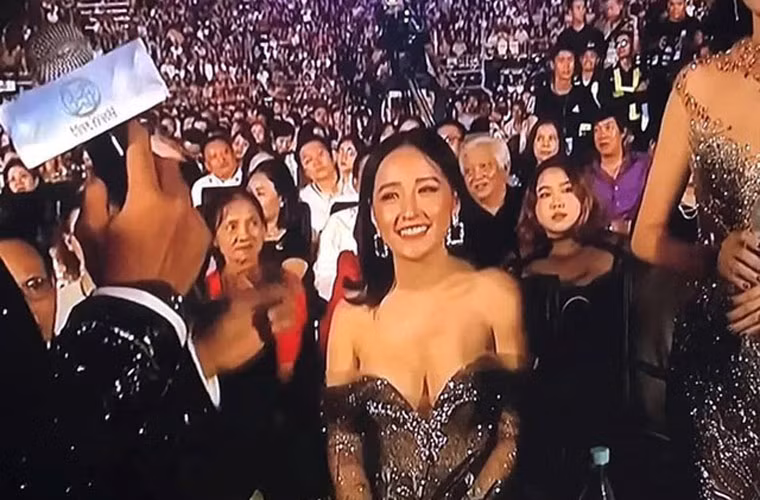 Giải thích cho những thắc mắc về bộ trang phục quá trễ nải, suýt lộ hàng, Hoa hậu Việt Nam 2006 cho biết, chiếc váy cô mặc được che chắn rất kỹ nên nếu có cúi hẳn người xuống cũng không lộ vòng 1.