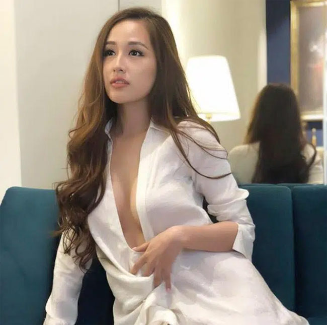 Tuy nhiên, style khoe ngực táo bạo của Mai Phương Thúy lại bị chỉ trích là phô diễn quá đà.