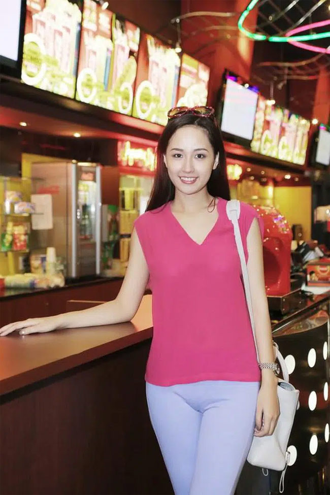 Ngoài khoe vòng 1, Mai Phương Thúy còn nhiều lần bị chỉ trích vì ăn mặc hớ hênh như thế này.