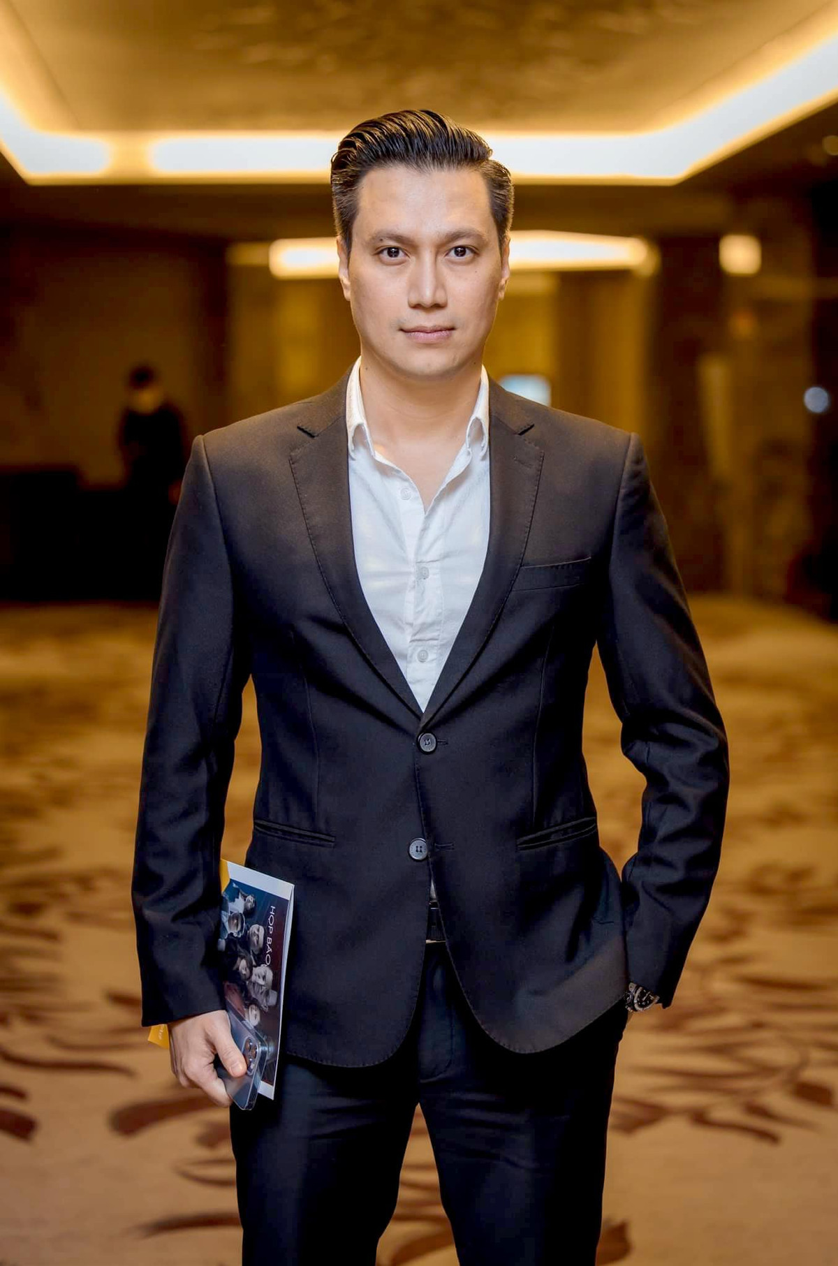 Mới đây, chia sẻ về lý do cân nặng lên xuống thất thường, diễn viên Việt Anh tiết lộ khi tham gia dự án phim mới nhất, anh phải trải qua 2 giai đoạn. Giai đoạn đầu tạo hình phải hơi mập (tầm 76kg), ăn mặc loè loẹt. Giai đoạn 2 giảm xuống 70kg (trong 2 tháng), hoá thân thành 1 doanh nhân lịch lãm, ăn mặc lịch sự sang trọng. "Chuyện tăng giảm 6kg trong 2 tháng không đùa được đâu nhé. Thế mà cuối cùng cũng ra gì đấy, thường chuyện kiểu này chỉ có ở trời Tây thôi", Việt Anh khoe ảnh chụp hôm 4/11.