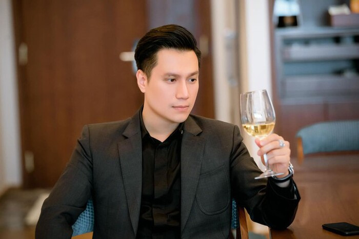 Không ít khán giả nhận xét rằng, dù gương mặt thon gọn và trẻ hơn nhưng Việt Anh đã đánh mất đi vẻ nam tính như hồi chưa "tu sửa".