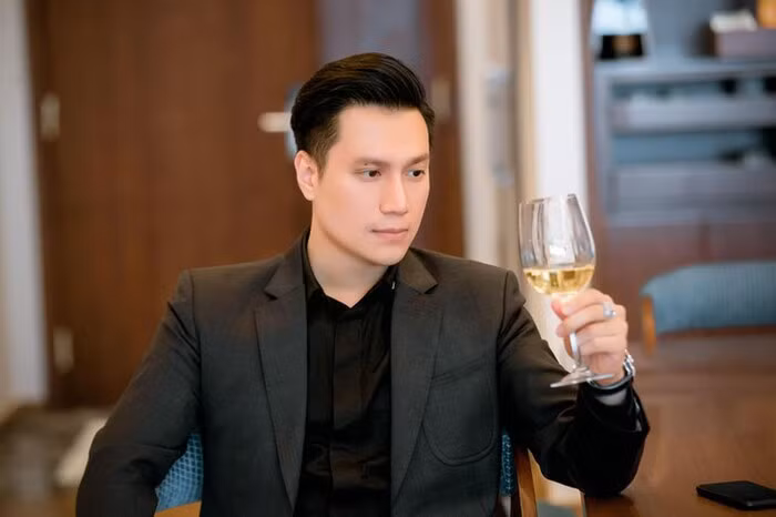 Không ít khán giả nhận xét rằng, dù gương mặt thon gọn và trẻ hơn nhưng Việt Anh đã đánh mất đi vẻ nam tính như hồi chưa "tu sửa".