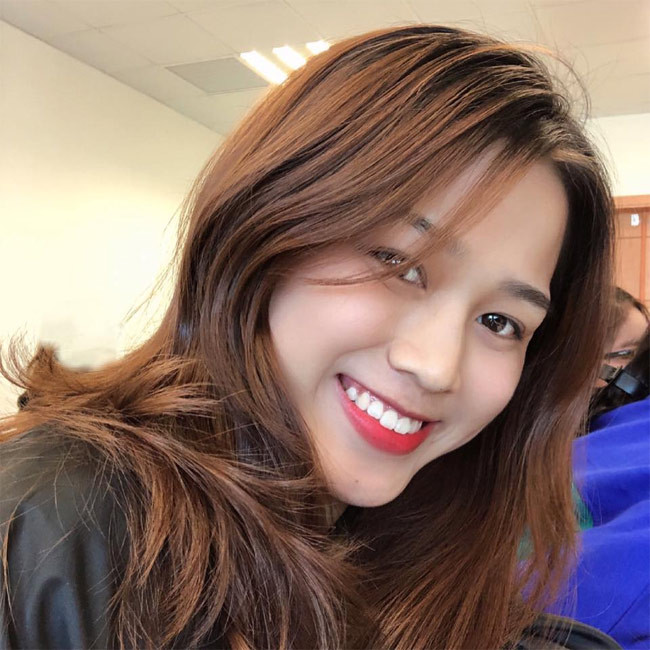 Nụ cười của Đỗ Thị Hà dù rất tươi nhưng vẫn bị hàm răng làm mất điểm.