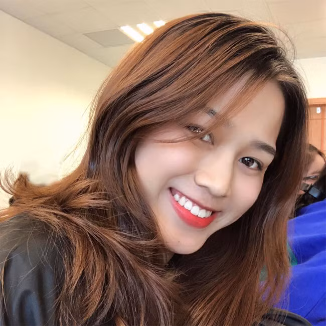 Nụ cười của Đỗ Thị Hà dù rất tươi nhưng vẫn bị hàm răng làm mất điểm.