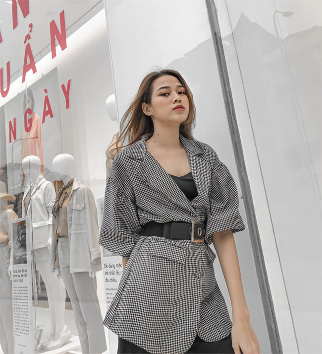 Ở góc chụp này, khuôn mặt của Đỗ Thị Hà cũng kém xinh.