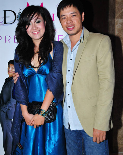 Sau khi lấy chồng, sinh con, Hồng Thu không đi làm nữa mà ở nhà chăm con, làm nội trợ, bán hàng qua mạng.