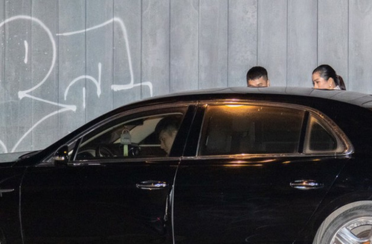 Tối 31/10, Lâm Bảo Châu bị cánh săn ảnh chụp được cảnh đưa đón Lệ Quyên đi diễn.