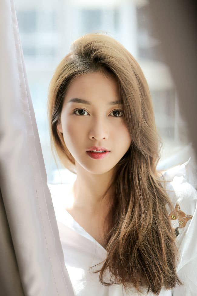 Ngoài diễn xuất, nữ diễn viên Hậu duệ mặt trời phiên bản Việt còn thử sức mình trong lĩnh vực ca hát khi vừa tung ra MV đầu tay mang tên Cô gái Việt Nam.