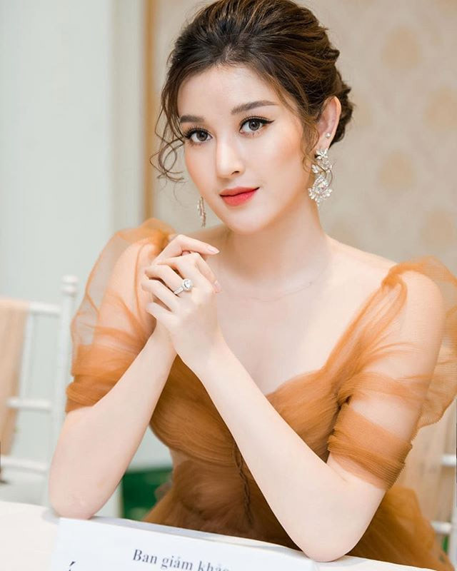 Á hậu cuộc thi Hoa hậu Việt Nam 2014 Huyền My, sở hữu khuôn mặt đẹp với sống mũi cao, đôi mắt to, cũng có mặt trong danh sách đề cử 100 gương mặt đẹp nhất thế giới 2020.