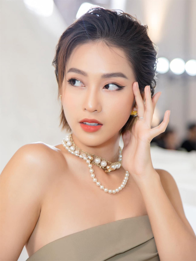 Nữ diễn viên Khả Ngân cho biết cô thấy hạnh phúc xen lẫn chút tự hào khi mình được có mặt trong danh sách đề cử 100 gương mặt đẹp nhất thế giới năm nay.