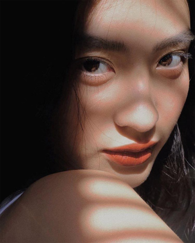 Hot girl Dương Minh Ngọc sở hữu nét đẹp lai Pháp nên khuôn mặt cô có nét quyến rũ rất riêng. Hiện Dương Minh Ngọc đang là một người mẫu lookbook có tiếng ở TP.HCM.